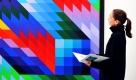 Eine Besucherin der Vasarelyausstellung in Riegel betrachtet das Bild Gestalt Ville. Die private Kunsthalle messmer foundation zeigt in den kommenden fünf Monaten Werke des Künstlers Victor Vasarely.
 Foto: dpa