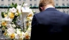Britain?s Prince Harry bows his head in silent prayer after dedicating a wreath of flowers at the site of the September 11 World Trade Center terrorist attack, in New York City, USA, 29 May 2009. Prince Harry is on a whistle-stop 36 hour official trip to New York City ending on 30 May afternoon. He is spending 29 May on official duties, paying his respects at Ground Zero, visiting a veteran?s hospital and naming the British Gardens. On 30 May he will take part in a polo match supporting his charity Sentebale. The Prince is visiting the US for only the second time as the first was a private visit when he was a child. EPA/STEPHEN CHERNIN +++(c) dpa - Bildfunk+++ Foto: dpa