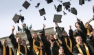Wer seinen Hochschulabschluss in der Tasche hat, kann sich freuen. Doch mit einem Bachelor ist für viele das Lernen an der Hochschule nicht beendet. Weil die Wirtschaft noch immer Berührungsängste hat, fehlen passende Absolventenstellen. Und im Hochschulsystem gibt es nicht genügend Masterstudienplätze für Bachelorabsolventen. Foto: ddp