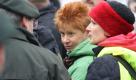Mittendrin im Demo-Getümmel: Petra Pau, Vizepräsidentin des Deutschen Bundestags, und Katja Kipping, stellvertretende Bundesvorsitzende der Partei Die Linke. Beide waren bei einer Sitzblockade der Gegendemonstranten vertreten. Die Parteizentrale der Linken in Dresden wurde später von der Polizei gestürmt. Foto: dapd