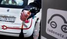 Die Bundesregierung will die Entwicklung von Elektroautos in den kommenden beiden Jahren mit insgesamt einer Milliarde Euro fördern. Damit solle vor allem die Grundlagenforschung vorangetrieben werden, schreibt die Welt am Sonntag. Foto: dpa
