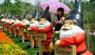 Auf der internationalen Gartenbauausstellung in Xi'an-Stadt im Nordwesten Chinas besucht eine Frau den deutschen Garten. Die Ausstellung geht bis zum 22. Oktober und umfasst eine Fläche von 418 Hektar. 12 Millionen Gartenbegeisterte werden erwartet.  Foto: dpa