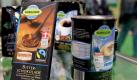 Lecker essen und trinken und dabei auch noch etwas Gutes tun: Das Geschäft mit fair gehandelten Produkten boomt in Deutschland. «Die Nachfrage nach Fairtrade-Produkten hat in den letzten Jahren immer weiter zugenommen», sagt der Geschäftsführer des Handelsverbands Deutschland (HDE), Kai Falk. Im Jahr 2010 seien in der Bundesrepublik rund 340 Millionen Euro für fair gehandelte Lebensmittel und andere Waren ausgegeben worden, der Umsatz für 2011 werde auf etwa 400 Millionen Euro geschätzt. Foto: dpa
