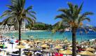 Urlauber erholen sich in der Badebucht von Paguera auf der spanischen Baleareninsel Mallorca. Der größte deutsche Reiseveranstalter Tui sieht trotz angespannten Konsumklimas eine ungebrochene Reiselust. Wir haben eine gute Chance, das Vorjahresniveau zu erreichen, wahrscheinlich sogar noch ein bisschen mehr, sagte Tui-Deutschland-Chef Volker Böttcher bei der Vorstellung des Winterprogramms. Foto: dpa