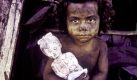 ... 1992 mit einem schmutzigen Mädchen mit Puppe imArm, ... Foto: Benetton/Simona Calì Cucuzza, Black Star