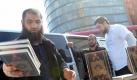 Salafisten, die vom Verfassungsschutz als radikal-islamisch eingestuft werden, beim Verteilen von kostenlosen Koran-Exemplaren in Berlin. Foto: Britta Pedersen Foto: dpa