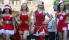 Models posieren am Mittwoch (25.11.09) bei einer Modenschau unter dem Motto 'Genussvolle Weihnachtsoutfits' auf dem Weihnachtsmarkt in Magdeburg. 'Das traditionelle Weihnachtsmannkostuem ist mir einfach zu altbacken gewesen', begruendet die 20-jaehrige Studentin fuer Modedesign Julia Wundrack, die im zweiten Jahr Mode und Design an der Privatschule Liebecke in Halle studiert, ihren freizuegig-modischen Beitrag zum Weihnachtsfest. Ganz bewusst verzichtete sie nicht nur auf den weissen Rauschebart, sondern auch auf unnoetige Details wie etwa beinbedeckende Textilien. 'So sexy wird Weihnachten bestimmt nicht langweilig', ist sich Julia Wundrack sicher.
 Foto: ddp
