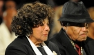 Katherine Jackson, hier neben ihrem Mann Joe Jackson, kann ihre Tränen nicht zurückhalten. Foto: dpa