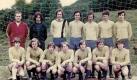 Bereits zwischen dem Bolzplatz und der Schule legte Frank-Walter Steinmeier (vordere Reihe, 3.v.r.) den Grundstein seiner politischen Karriere und trat den Jungsozialisten bei. 1972 lächelte er 16-jährig neben seinen Fußballkollegen in die Kamera, heute ist er Vorsitzender der SPD-Fraktion und wird als heißer Kanzlerkandidat der kommenden Bundestagswahl gehandelt. Foto: dpa