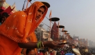 Eine Hindugläubige betet nach dem Eintauchen in den Ganges, während des Karthik-Purnima-Festes in Varanasi. Foto: ap