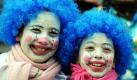Zwei Mädchen im Clownskostüm warten in Düsseldorf ungeduldig auf den Beginn des Rosenmontagsumzugs. Auch die knackige Kälte hält die kleinen Narren nicht vom Karneval ab. 
 Foto: ap