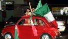 Ein voll besetzter knallroter Fiat 500 beim Freuden-Korso durch Rom, nachdem die italienische Fußball-Nationalmannschaft am 09.07.2006 in Berlin das Finale der Weltmeisterschaft mit einem 5:3 Sieg im Elfmeterschießen gegen Frankreich für sich entscheiden konnte. Bei der Suche nach einem Investor des angeschlagenen Autobauers Opel ist eine Lösung in Sicht: Fiat will offenbar die Mehrheit bei Opel übernehmen. Das sagte Opel- Gesamtbetriebsratschef Klaus Franz der dpa. Eine entsprechende Absichtserklärung soll nach «Spiegel»-Informationen schon kommenden Dienstag unterzeichnet werden. Die Arbeitnehmer lehnen den Einstieg der Italiener ab. Sie fürchten einen massiven Stellenabbau bei Opel in Deutschland. Foto: Lars Halbauer dpa +++(c) dpa - Bildfunk+++ Foto: dpa