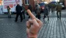Ein Teilnehmer einer Protestkundgebung zeigt im nordbrandenburgischen Neuruppin vor dem Kulturhaus Stadtgarten ankommenden NPD-Mitgliedern den Mittelfinger. Die Ankunft der nach Parteiangaben etwa 270 Delegierten wurde am Samstag von Pfiffen und «Nazis raus»-Rufen begleitet. Das Bündnis «Neuruppin bleibt bunt» hatte zu Kundgebungen und Protestaktionen aufgerufen. «Neuruppin will die NPD hier nicht und hat sie nie gewollt», sagte Bündnissprecher Martin Osinski. Foto: dapd