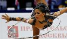 Die Spanierin Marina Fernandez tänzelt bei den dreißigsten Weltmeisterschaften der rhythmischen Gymnastik mit einem Hula-Hoop-Reifen durch eine Turnhalle in Moskau. Foto: ap