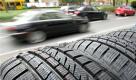 ARCHIV: Das Profil von Winterreifen, aufgenommen bei einer Autowerkstatt in Frankfurt am Main (Foto vom 06.10.10). Trotz der Winterreifenpflicht, die am Freitag (26.11.10) im Bundesrat verabschiedet werden soll, muessen Autofahrer kaum mit Bussgeldern rechnen. Flaechendeckende Kontrollen sind fast unmoeglich, dafuer fehlt einfach das Personal, sagte der Vizechef der Gewerkschaft der Polizei, Frank Richter dem Berliner Tagesspiegel fuer die Donnerstagausgabe (25.11.10). (zu dapd-Text) Foto: Patrick Sinkel/dapd/dapd Foto: ap
