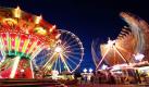 Der Vergnügungspark des traditionellen Heimat- und Schützenfest in Zerbst erstrahlt vor der Schlossruine im Abendlicht. Zu dem Volksfest kamen bis zum Sonntag zehntausende Besucher und spielten unter anderem die 109. Pferdemarktlotterie.  Foto: dpa