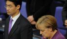 Schweigeminute im Bundestag für die Opfer der rechten Zwickauer Terrorzelle: Auch Bundeskanzlerin Angela Merkel und Bundeswirtschaftsminister Philipp Rösler gedenken der mindestens zehn Menschen, die von der Neonazi-Bande ermordet wurden. Foto: dpa