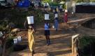Frauen balancieren Wasser auf ihren Köpfen in ihr Lager in der haitianischen Hauptstadt Port-au-Prince, dass nach dem Erdbeben im Januar für Flüchtlinge errichtet worden war. Mehr als eine Million Menschen sind auf Haiti seitdem auf provisorische Zeltstädte angewiesen. Foto: ap
