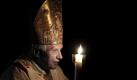 Ein Licht im Dunkeln: Während der Osterwache im Petersdom hält Papst Benedikt eine Kerze. Foto: Serena Cremaschi Foto: dpa