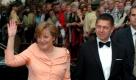 Probleme mit ihren Kleidern hatte auch Angela Merkel bei den Bayreuther Festspielen 2003. Zu viel Wärme plus lachsfarbenes Kostüm kombinierten sich zu einem unschönen Schweißfleck. Seitdem sieht man die Kanzlerin auf Bildern übrigens kaum noch mit nach oben gestreckten Armen. Foto: dpa