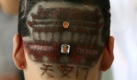 Kreativer Friseur, mutiger Kunde. In China lässt sich ein Mann ein Nationalsymbol in die Haare rasieren. Eine chinesische Flagge darf auch nicht fehlen, um den Nationalstolz zu zeigen. Foto: ap