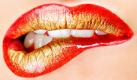 Landet mal Lippenstift auf den Zähnen, ist das für den Schmelz nicht schlimm. Der Speichel sorgt meist dafür, dass das Gebiss schnell wieder weiß ist. Foto: istockphoto