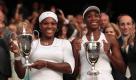 Sportliche Schwestern: Serena (28, links) und Venus Williams (29) spielten sich an die Spitze der Tennis-Weltrangliste und treffen dabei gelegentlich aufeinander, wobei mal die eine und mal die andere gewinnt. Beide sagen, sie seien nur auf dem Platz erbitterte Konkurrentinnen, nicht aber im wahren Leben. Foto: dpa