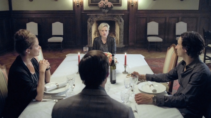 Alexandra (Julia Franz Richter, Mitte hinten) zum ersten Mal im Kreis ihrer neuen Geschwister Silvia (Patricia Aulitzky), Maximilian (Christoph Luser, Mitte) und Leander (Laurence Rupp, re.).