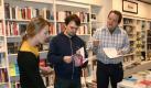 Rund ums Buch gibt es vom Buchhändler bis zum Medienkaufmann zahlreiche Ausbildungsberufe. (Bild: Börsenverein des Deutschen Buchhandels/dpa/tmn) Foto: dpa