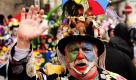 Ein Jecke winkt in Düsseldorf beim Rosenmontagszug. Der Karnevalsumzug am Rosenmontag in Düsseldorf steht unter dem Motto do bes de platt (da bist du platt).
 Foto: ddp