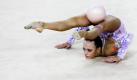 Arina Charopa aus Weißrussland zeigt bei den Olympischen Jugendspielen in Singapur eine Vorstellung mit dem Ball in der Disziplin Rhythmische Sportgymnastik. Foto: ap