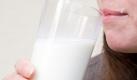 Wer sicher gehen will, trinkt Rohmilch nur abgekocht - dadurch werden Krankheitserreger abgetötet. (Bild: Remmers/dpa/tmn) Foto: dpa