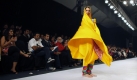 Pakistan steht nicht nur für Extremisten und Gewalt, sondern auch für Glamour und Glitzer: Models mit schulterfreien Kleidern, farbenprächtigen Roben und exzentrischem Kopfschmuck schritten bei der ersten Modewoche des muslimischen Landes über den Laufsteg und präsentierten Kreationen einheimischer Designer. Foto: ap