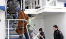 Tunesische Flüchtlinge gehen an Bord eines Schiffes, das sie nach Sizilien bringen soll. Italien befürchtet, dass noch Tausende weitere nordafrikanische Flüchtlinge in das Land kommen. Die italienische Küstenwache fing bereits ein Fischerboot mit 32 Ägyptern vor Ragusa ab.
 Foto: ap