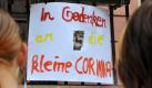 Zum Gedenken an die tote Corinna ist am Rathaus in Eilenburg am Donnerstag (30.07.2009) ein kleines Transparent angebracht. Das neunjährige Mädchen ist einem Sexualverbrechen zum Opfer gefallen. Das habe das vorläufige Obduktionsergebnis ergeben, sagte der Leitende Oberstaatsanwalt am gleichen Tag in Leipzig. Corinna war am Dienstag vom Hof ihres Wohnhauses verschwunden. 24 Stunden später entdecken Einsatzkräfte das tote Kind in einem Sack im Mühlgraben, einem Nebenarm der Mulde, nur etwa 250 Meter vom Wohnhaus entfernt.
 Foto: dpa