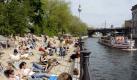 Ein Spreedampfer passiert am Montag (02.05.2005) in Berlin Mitte eine voll besetzte Strandbar. Auf über 30 Grad stiegen die Temperaturen an diesem Frühsommertag. Foto: Bernd Settnik dpa/lbn +++(c) dpa - Bildfunk+++

Strandbar am Monbijoupark

http://www.strandbar-mitte.de/
 Foto: dpa