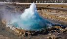 Der Stokkur Geysir in Island brodelt kräftig. Bevor er sich entlädt wird sein Wasser unter der Erde durch Magma erhitzt. Foto: www.visiticeland.com 