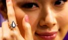 A model displays a 5.16-carat pear-shaped internally flawless fancy vivid blue diamond ring which contains a 'De Beers Millenium Blue Diamond' which is expected to fetch an estimated 36million - 46million Hong Kong dollars or 3,396,618.54 - 4,340,595.32 euros at a 'Magnificent Jewels and Jadeite Spring Sale 2010' to be held in Hong Kong on 07 April 2010 by Sotheby's auction house, Hong Kong, China, 18 March 2010. The ring is from a private collection. EPA/ALEX HOFFORD +++(c) dpa - Bildfunk+++
 Foto: dpa