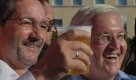 Der SPD-Kanzlerkandidat Frank-Walter Steinmeier und der Brandenburger Ministerpräsident  Matthias Platzeck stoßen  nach einer Wahlkampfkundgebung in Steinmeiers Wahlkreis in Brandenburg an der Havel mit Bier an. Foto: ap