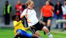 Auch bei Melanie Behringer (r.) lagen Triumph und Niederlage schon eng beieinander. 2004 verlor sie mit der U19 das Finale der Europameisterschaft - holte aber im gleichen Jahr den U19-Weltmeistertitel. Dabei erzielte sie in der K.o.-Runde in jedem Spiel ein Tor. Ein Jahr später gab die heute 24-Jährige ihr Länderspieldebüt der A-Mannschaft. Seitdem traf sie in 53 Spielen 15 mal. Foto: dpa
