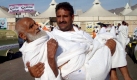 A man carries his elderly father through Arafat, where millions of Muslim Pilgrims arrived from the holy city of Mecca, Saudi Arabia, on 07 December 2008, before moving to Muzdalepha. Around three million Muslims began the Hajj pilgrimage on 06 December, following the route Prophet Muhammad took 14 centuries ago. EPA/MUSTAFA KAMAL +++(c) dpa - Bildfunk+++ Foto: dpa