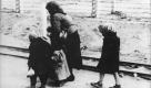 Keine Chance hatten bei dieser sogennanten Selektion alte und kranke Menschen. Auch die meisten Kinder waren nach Auffassung der Nationalsozialisten wertlos. Foto: Wikipedia/ Bundesarchiv