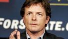 Michael J. Fox versucht täglich dankbar zu sein
Vorspann: 	
Text: 	Stuttgart (ots) - Ex-Schauspieler und Schriftsteller spricht im Magazin Reader's Digest darüber, wie er mit der Parkinsonkrankheit lebt und dennoch sein Glück gefunden hat Michael J. Fox, einst erfolgreicher Schauspieler und nun Schriftsteller, beherzigt täglich zwei Grundsätze: 'Akzeptanz und Dankbarkeit.' Das sagte der 48-jährige US-Amerikaner dem Magazin Reader's Digest (August-Ausgabe). Fox, der einst mit Filmerfolgen wie 'Zurück in die Zukunft' oder 'Familienbande' weltweit bekannt wurde, leidet seit 1991 an der Parkinsonkrankheit. Im Interview mit Reader's Digest räumt der Erfolgsautor, dessen neues Buch 'A funny thing happened on the way to the future' ('Etwas Komisches geschah auf dem Weg in die Zukunft') soeben erschienen ist, ein, dass er lange gebraucht habe, um die Krankheit zu akzeptieren. Zunächst habe er versucht, sich mit Alkohol abzulenken. Nun lautet sein Rezept fürs Glücklichsein: Lass die Vergangenheit ruhen und lebe im Hier und Jetzt. Als Beispiel nennt Michael J. Fox seine Familie. Er versuche stets, für seine vier Kinder greifbar zu sein. 'Wenn Sie erst vorgeben: 'In fünf Minuten, sagen wir zehn', dann werden es 15, 20. Und sind Sie dann endlich verfügbar, ist der Glanz ab von dem, was sie mit Ihnen teilen wollten. Immer wenn ich gleich zur Stelle war, sobald mir eines meiner Kinder etwas zeigen wollte, wurde ich belohnt.' Eine Haltung, die Fox auch in seinem Buch 'Always locking up' deutlich macht. Darin wirbt er dafür, das Leben positiv zu sehen, weil der Alltag dann leichter zu bewältigen sei als bei Pessimisten. 'Am meisten fürchte ich die Humorlosen', so Fox. Sein Rezept für solche Fälle: 'Haben Sie bei jemandem Zweifel, lassen Sie ein paar Witze los. Findet Ihr Gegenüber nichts komisch - Vorsicht. Bei negativ eingestellten Menschen rate ich zur Geduld, denn die haben es wirklich schwer.' Für weitere Informationen zu diesem Reader's Digest-Thema stehen wir Ihnen gerne zur Verfügung. Die August-Ausgabe von Reader's Digest Deutschland ist ab Montag, 26. Juli, an zentralen Kiosken erhältlich. Interview aus der August-Ausgabe zum Download: http://www.readersdigest.de Auf 'Unternehmen' und dann auf 'Service für Journalisten' klicken (Rubrik Magazin Reader's Digest) Originaltext: Reader's Digest Deutschland Digitale Pressemappe: http://www.presseportal.de/pm/32522 Pressemappe via RSS : http://www.presseportal.de/rss/pm_32522.rss2 Pressekontakt: Reader's Digest Deutschland: Verlag Das Beste GmbH Öffentlichkeitsarbeit, Uwe Horn Vordernbergstraße 6, 70191 Stuttgart Tel.: 0711 / 6602-521, Fax: 0711 / 6602-160, E-mail: presse@readersdigest.de 



 Foto: dpa