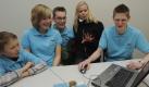 Die Schwimmerin Britta Steffen unterhält sich am Dienstag (22.02.2011) im Seecampus in Schwarzheide mit Richard Hänel (l-r), Sophia Wärzner, Felix Langer und Nico Förster aus der Schüler GmbH 'Jugend Service Team'. Die Doppelweltmeisterin, die an ihrer Bachelorarbeit als Studentin des Wirtschaftsingenieuwesens arbeitet, macht zurzeit ein viermonatiges Praktikum bei der Deutschen Kinder- und Jugendstiftung und beschäftigt sich mit der Arbeit von Schülerfirmen. Foto: Bernd Settnik dpa/lbn (zu dpa-Korr) +++(c) dpa - Bildfunk+++  Foto: dpa