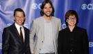 Pro7 zeigt die neuen Folgen von Two and a Half Men mit Schauspieler Ashton Kutcher ab dem 10. Januar 2012. Die Neubesetzung bescherte der Serie in den USA einen Quotenrekord: 28,7 Millionen US-Zuschauer sahen die erste Folge der neuen Staffel im September mit dem Nachfolger von Charlie Sheen auf CBS. Sheens Rekord lag bei einer Reichweite von 24,2 Millionen Zuschauern. Nach dem Serientod von Charlie Harper (Sheen) spielt Kutcher den begeisterten FKK-Anhänger Walden Schmidt, der aus Liebeskummer einen misslungenen Selbstmordversuch hinter sich hat. Foto: dapd