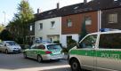 Ein 74-Jähriger hat in Memmingen zwei Menschen erschossen und anschließend versucht, sich selbst das Leben zu nehmen. Nach Angaben eines Polizeisprechers ist er dringend verdächtig, in einem Wohnhaus eine 67-jährige Bekannte und deren 63 Jahre alten Mann getötet zu haben. In der Nähe des mutmasslichen Schützen wurden zwei Waffen entdeckt. Er wurde mit lebensgefährlichen Verletzungen in ein Krankenhaus gebracht. Am Mittag war zunächst ein Notruf bei der Polizei eingegangen, in dem es um Schüsse ging. Die Polizei rückte mit einem Spezialeinsatzkommando am Tatort an. In dem Haus entdeckten die Beamten die beiden Toten und den Schwerverletzten. Foto: dapd