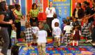 Michelle Obama singt und tanzt mit Kindern, Mitarbeitern und Eltern des Royal Castle Child Development Centers in New Orleans (USA). Die Aktion ist Teil der initiative «Let´s Move». Soe setzt sich für mehr sportliche Ertüchtigung der US-Bürger ein.   Foto: dapd