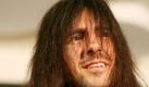 Der amerikanische Musiker Ron Bumblefoot Thal, Gitarrist der Rockband Guns N' Roses, hat offenbar großes Glück im Unglück gehabt. Wie das Magazin NME im Internet meldet, beklagt der 41-Jährige nach einem Unfall bei seinem Auto einen Totalschaden. Er selbst blieb aber - von kleinen Blessuren abgesehen - so gut wie unverletzt. Foto: dpa