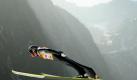 Unter ihm die Piste: Gregor Schlierenzauer fliegt zwar weit, aber nicht einfach so durchs Tal, wie dieses Foto vielleicht vermuten lässt. Foto: Antonio Bat Foto: dpa