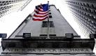 Die US-Flagge weht an der Fassade der Börse in New York, USA, am 14.07.2009. Die New Yorker Staatsanwaltschaft hat nach einem Zeitungsbericht Untersuchungen gegen acht Banken, darunter auch die Deutsche Bank, im Zusammenhang mit dem Handel von Hypotheken-Papieren eingeleitet. Wie die «New York Times» am Donnerstag (13.05.2010) online unter Berufung auf zwei mit den Ermittlungen vertraute Personen berichtete, stehen die Institute im Verdacht, Rating-Agenturen durch falsche Informationen zu einer Besserbewertung ihrer Hypotheken-Absicherungen bewegt zu haben. Die Untersuchungen laufen parallel zu ähnlichen Ermittlungen der US-Bundesbehörden, die sich jedoch um möglicherweise irreführende Informationen der Institute an ihre Kunden drehen.EPA/PETER FOLEY +++(c) dpa - Bildfunk+++ Foto: dpa